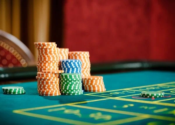 Dealer Sic Bo membuka tiga dadu dengan transparansi multi-kamera di studio dewa7